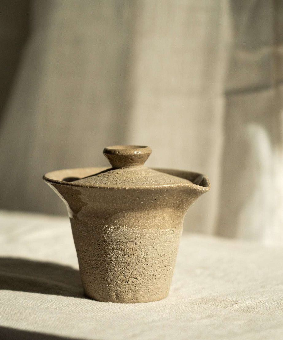 Handgefertigter Gaiwan aus Steinzeug – Grau mit Sprenkeln