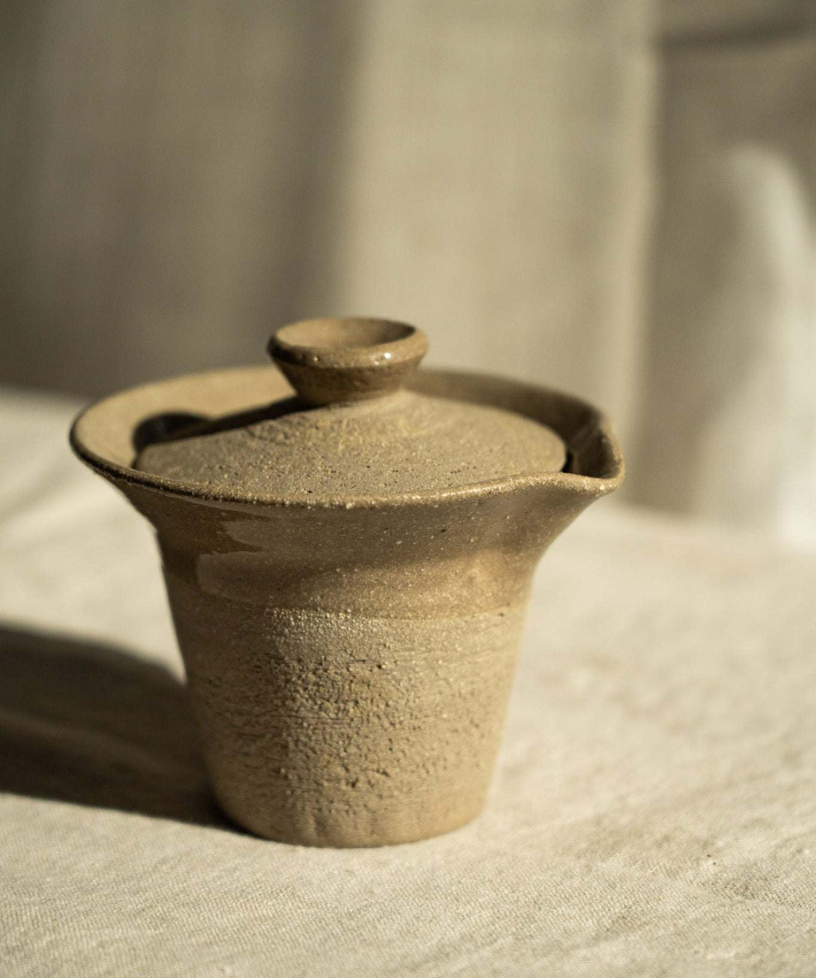 Handgefertigter Gaiwan aus Steinzeug – Grau mit Sprenkeln