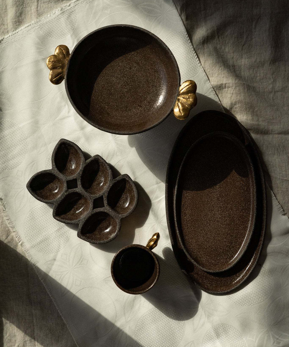 Obstschale mit Fuß aus Steinzeug „Pumpernickel“ mit goldenen Blättern