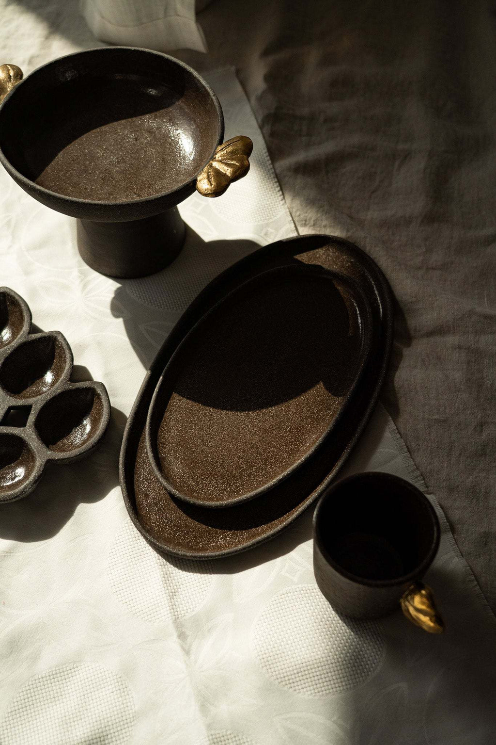 Stoneware Pedestal Fruit Bowl "Pumpernickel" with Gold Leaves