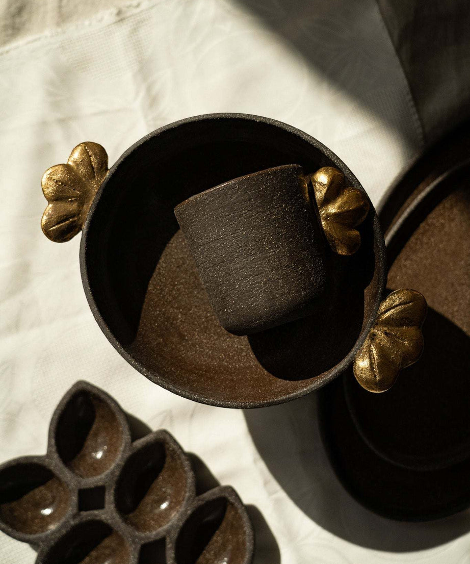 Obstschale mit Fuß aus Steinzeug „Pumpernickel“ mit goldenen Blättern