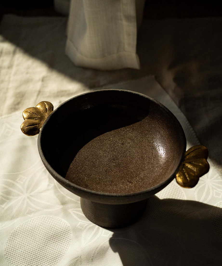 Obstschale mit Fuß aus Steinzeug „Pumpernickel“ mit goldenen Blättern
