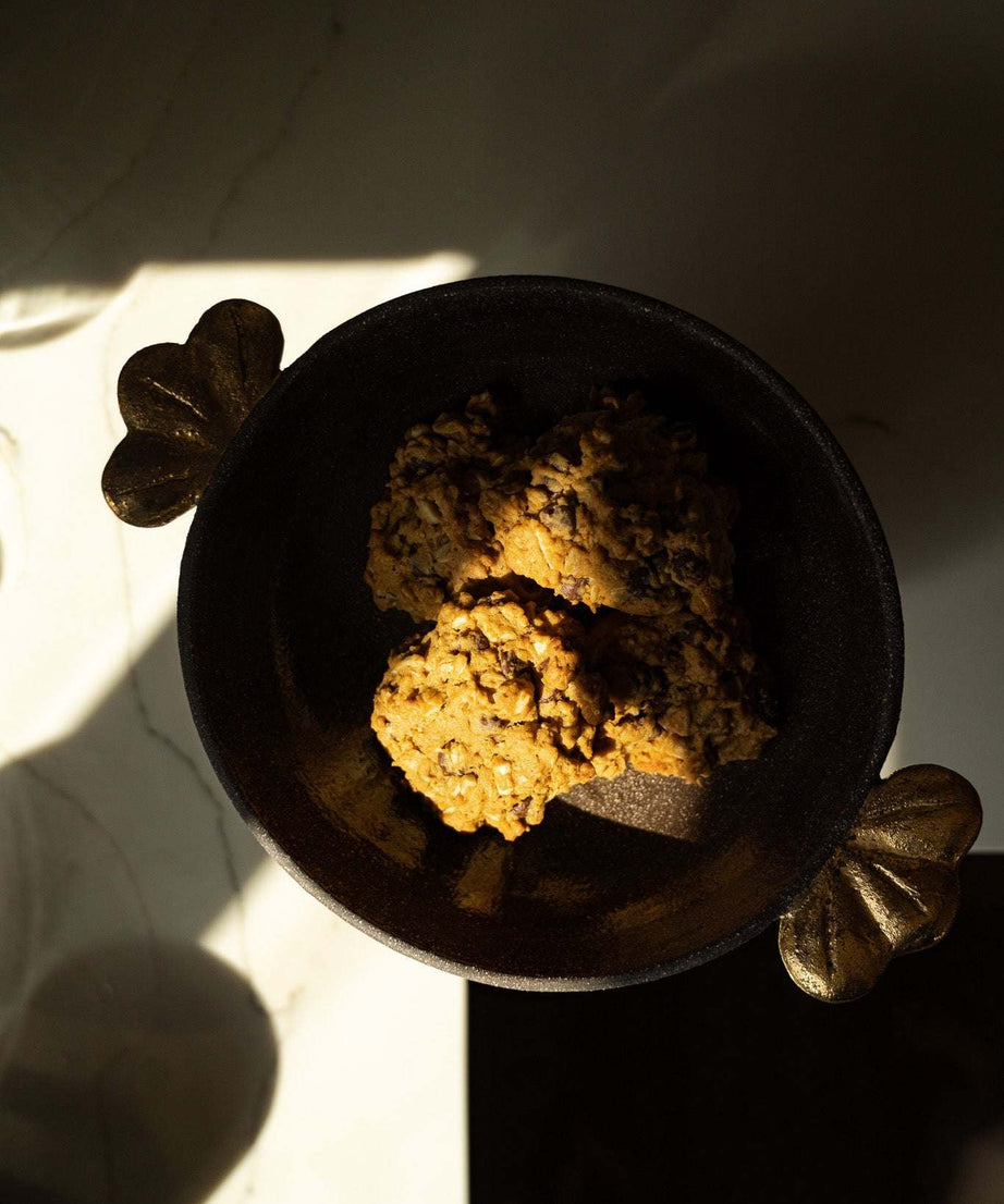 Obstschale mit Fuß aus Steinzeug „Pumpernickel“ mit goldenen Blättern