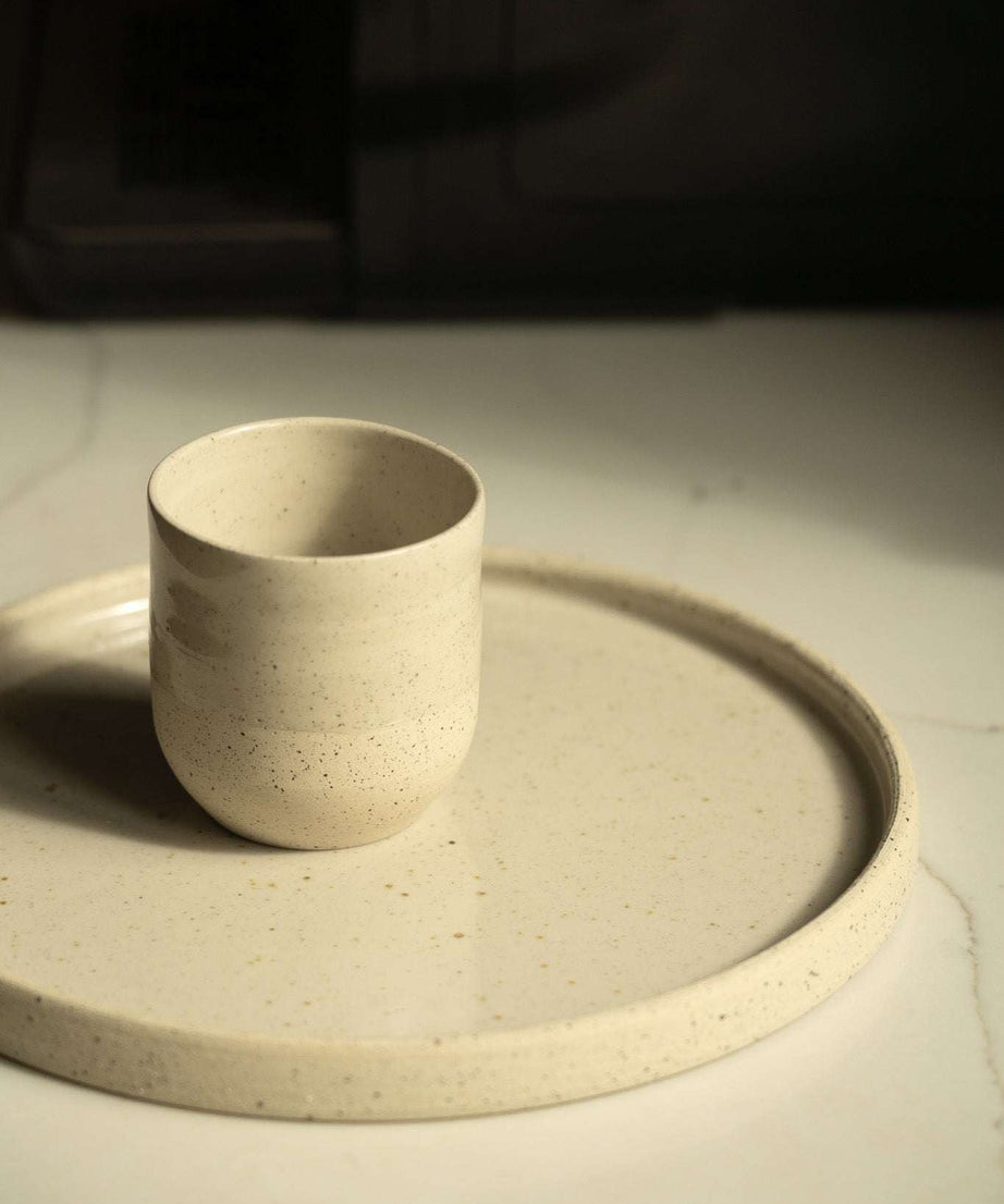 Handgemachte kleine Kaffeetasse – rustikales, weiß gesprenkeltes Steingut