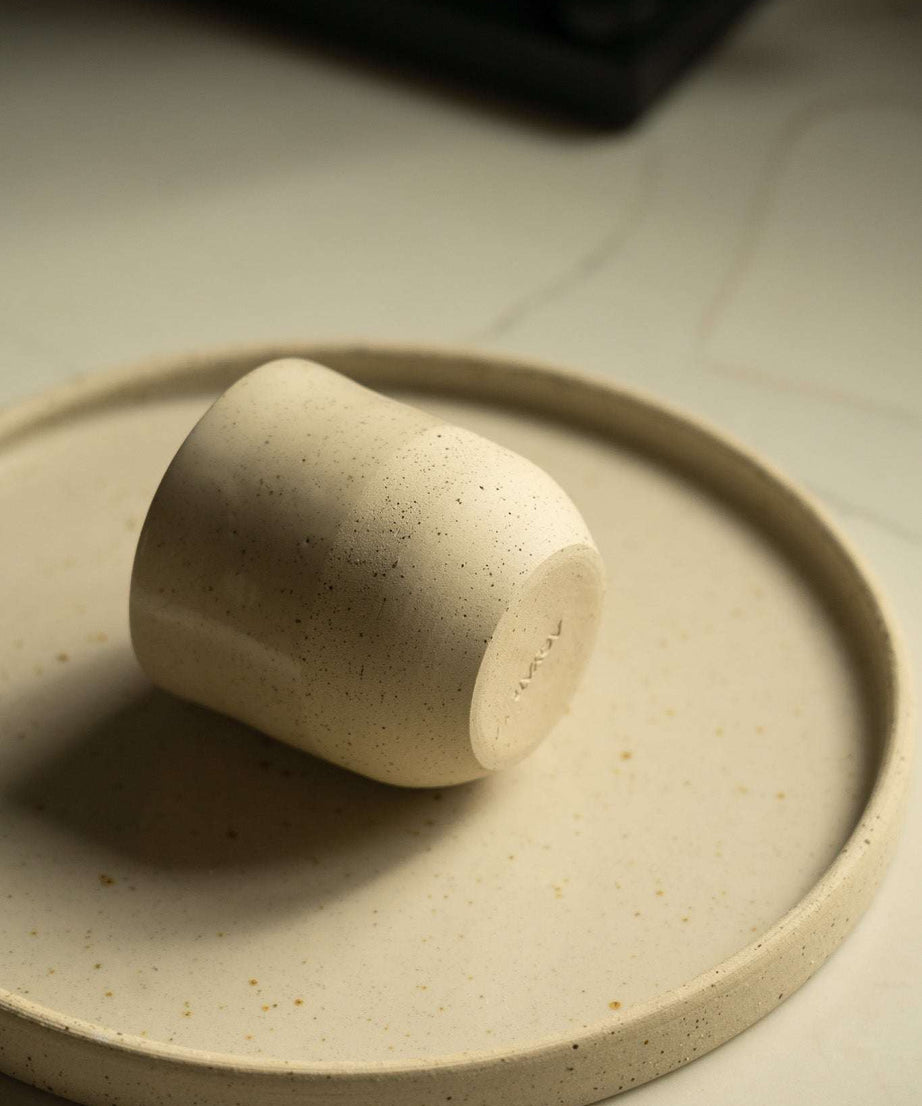 Handgemachte kleine Kaffeetasse – rustikales, weiß gesprenkeltes Steingut