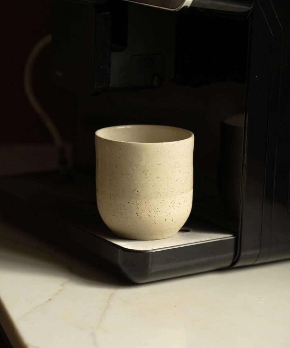 Handgemachte kleine Kaffeetasse – rustikales, weiß gesprenkeltes Steingut