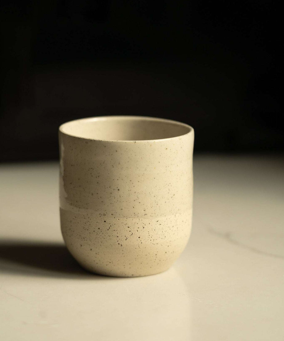 Handgemachte kleine Kaffeetasse – rustikales, weiß gesprenkeltes Steingut