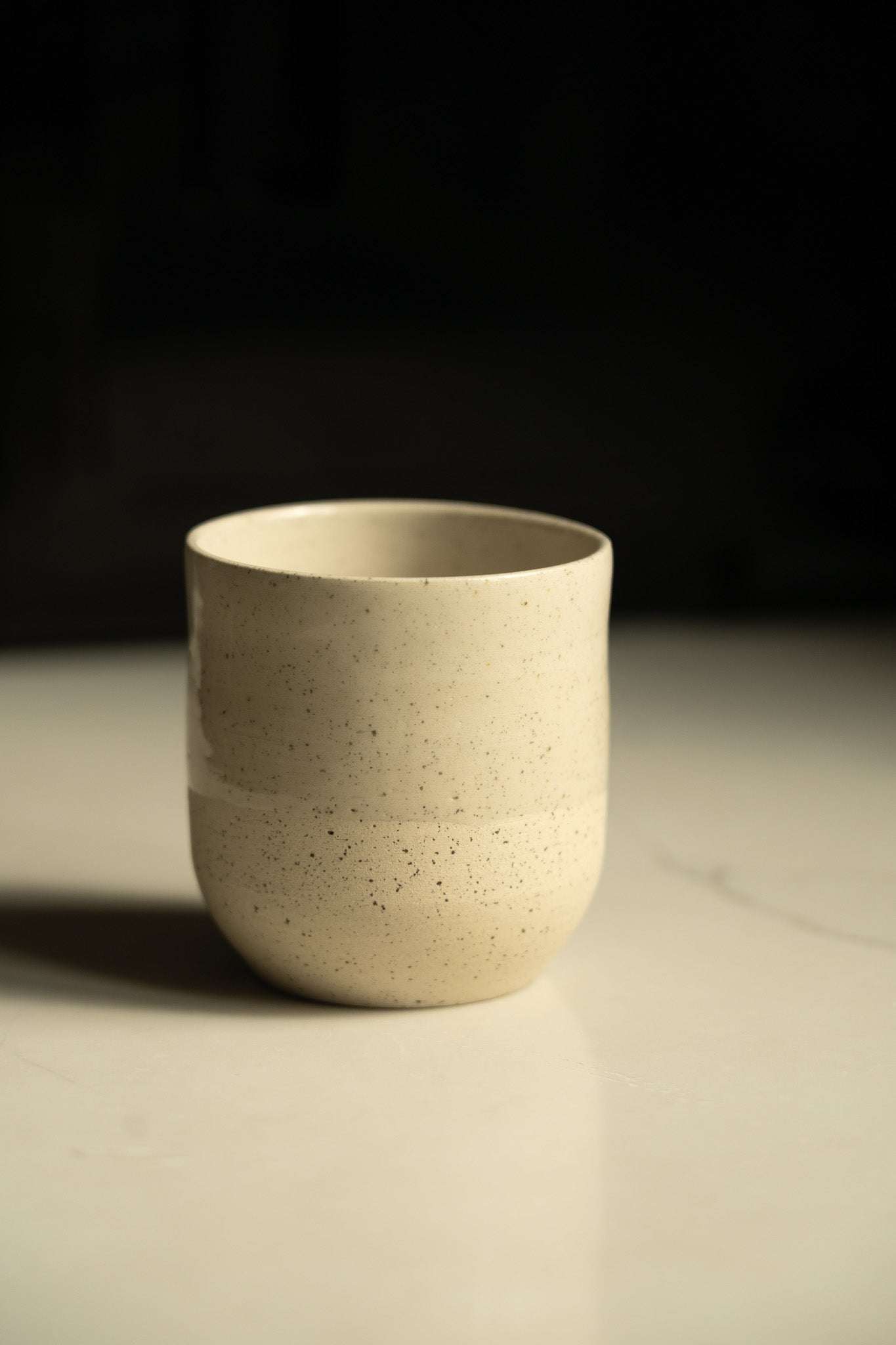 Handgemachte kleine Kaffeetasse – rustikales, weiß gesprenkeltes Steingut