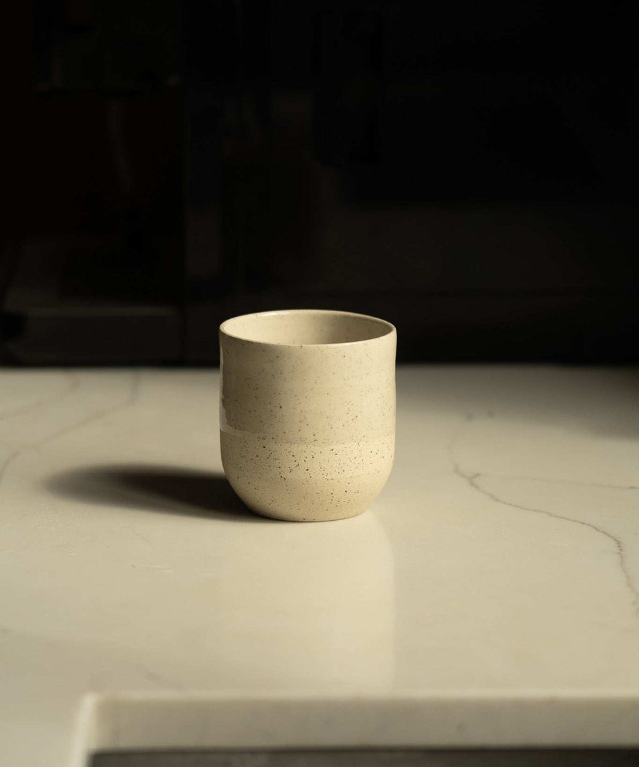Handgemachte kleine Kaffeetasse – rustikales, weiß gesprenkeltes Steingut
