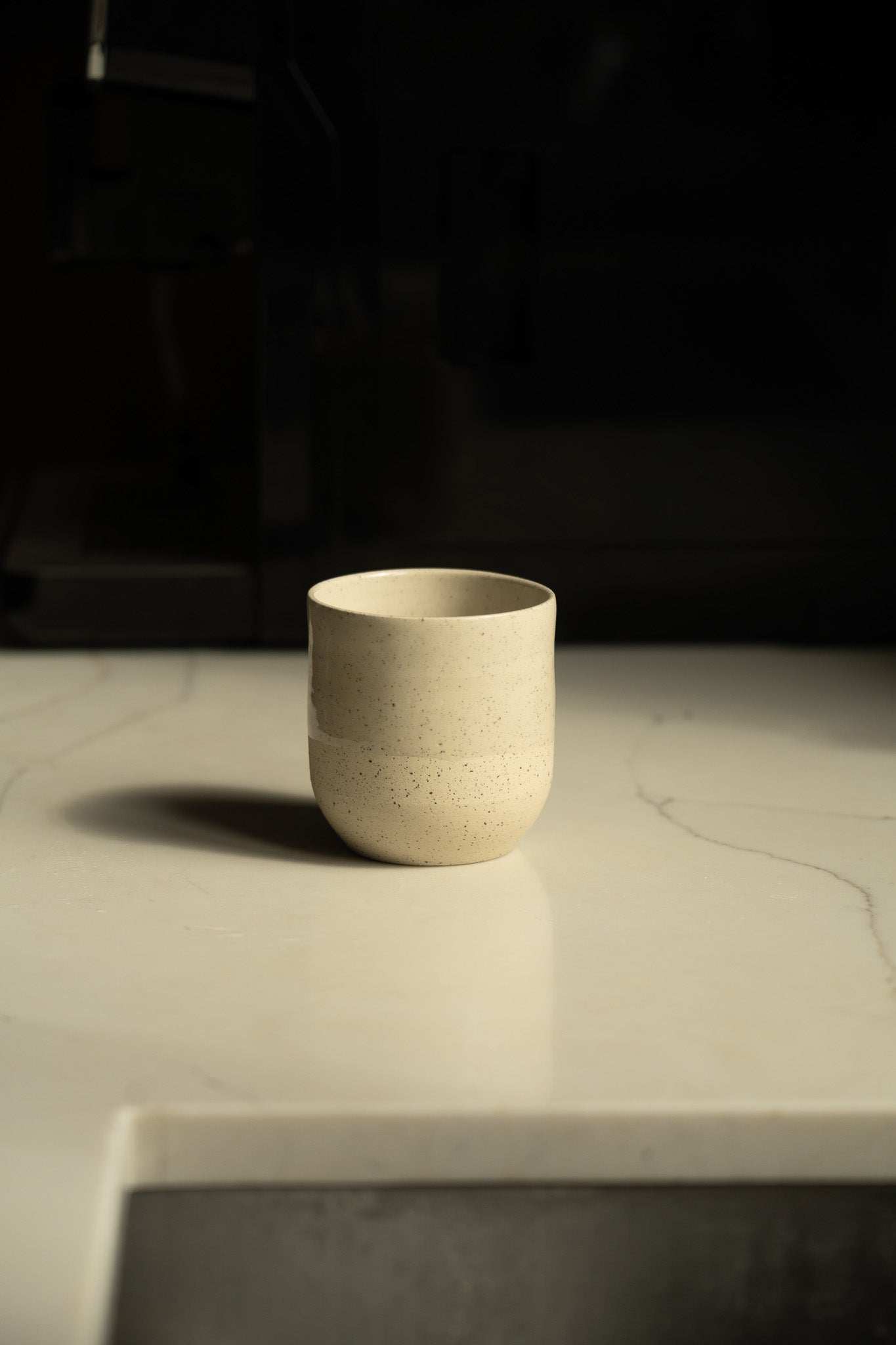Handgemachte kleine Kaffeetasse – rustikales, weiß gesprenkeltes Steingut