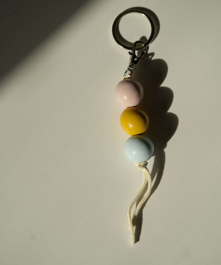 Handgemachter Schlüsselanhänger aus Keramikperlen in Pastelltönen