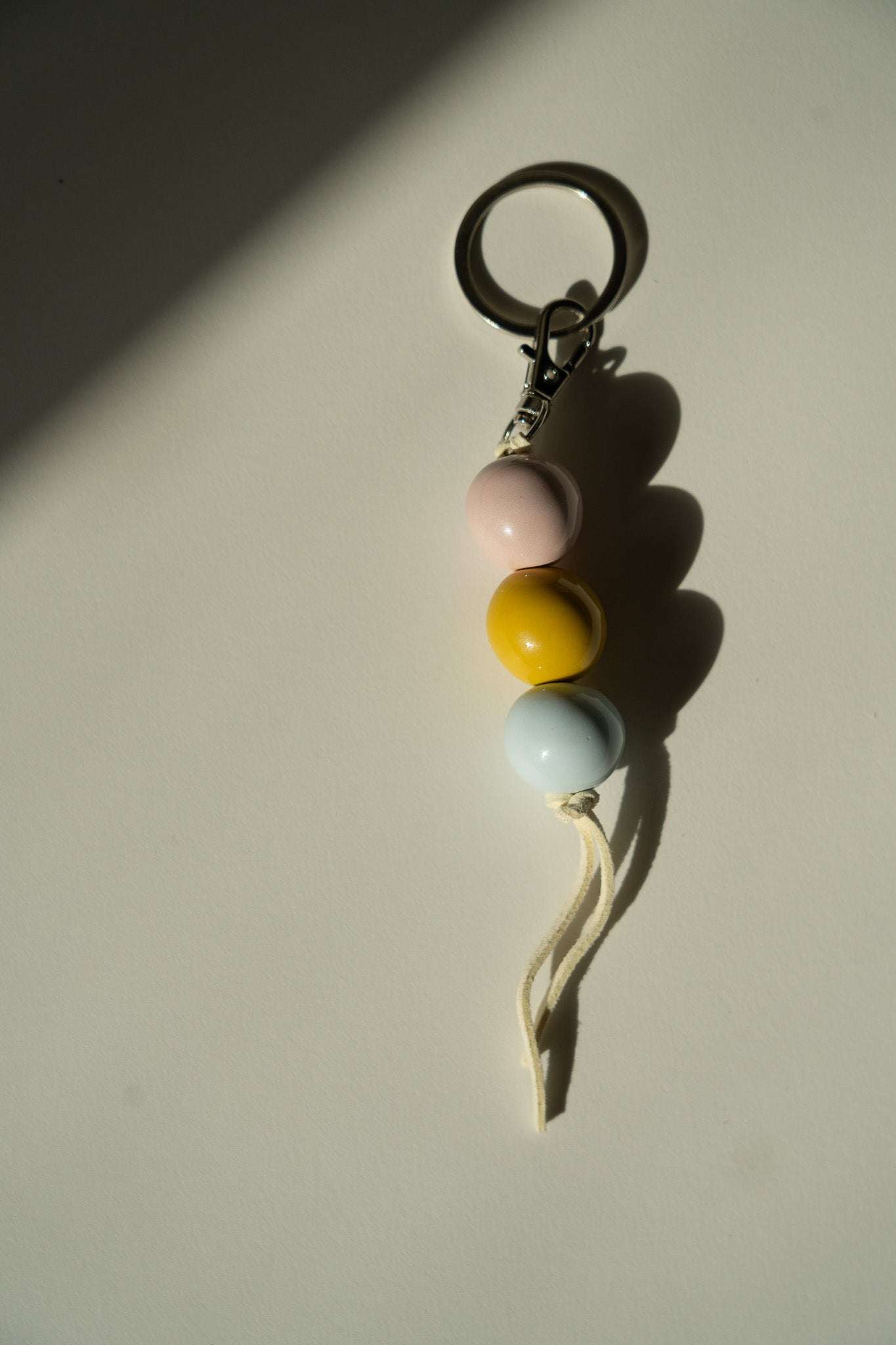 Handgemachter Schlüsselanhänger aus Keramikperlen in Pastelltönen