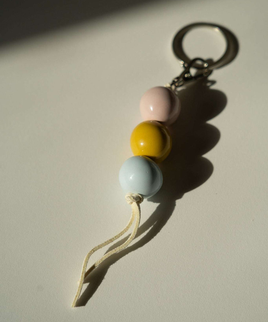 Handgemachter Schlüsselanhänger aus Keramikperlen in Pastelltönen