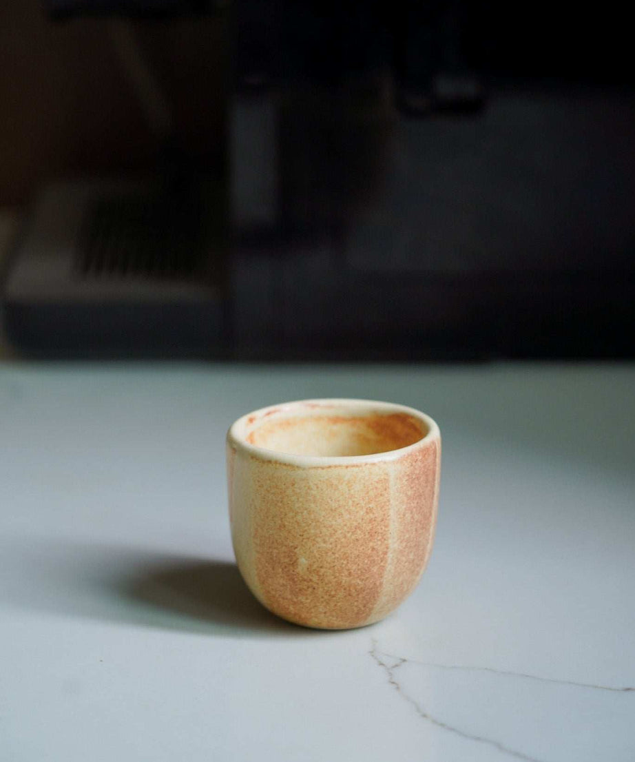 Espresso-Tasse aus beigem Steingut