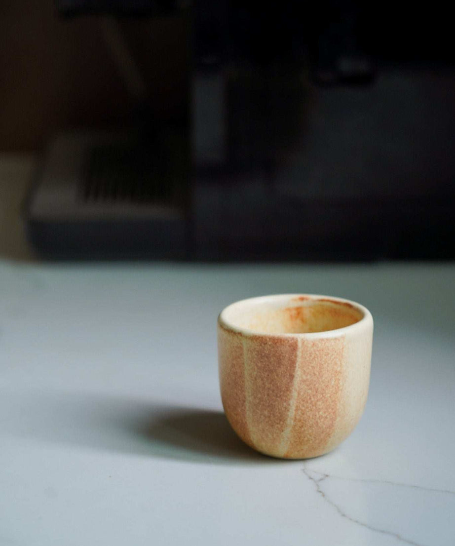 Espresso-Tasse aus beigem Steingut