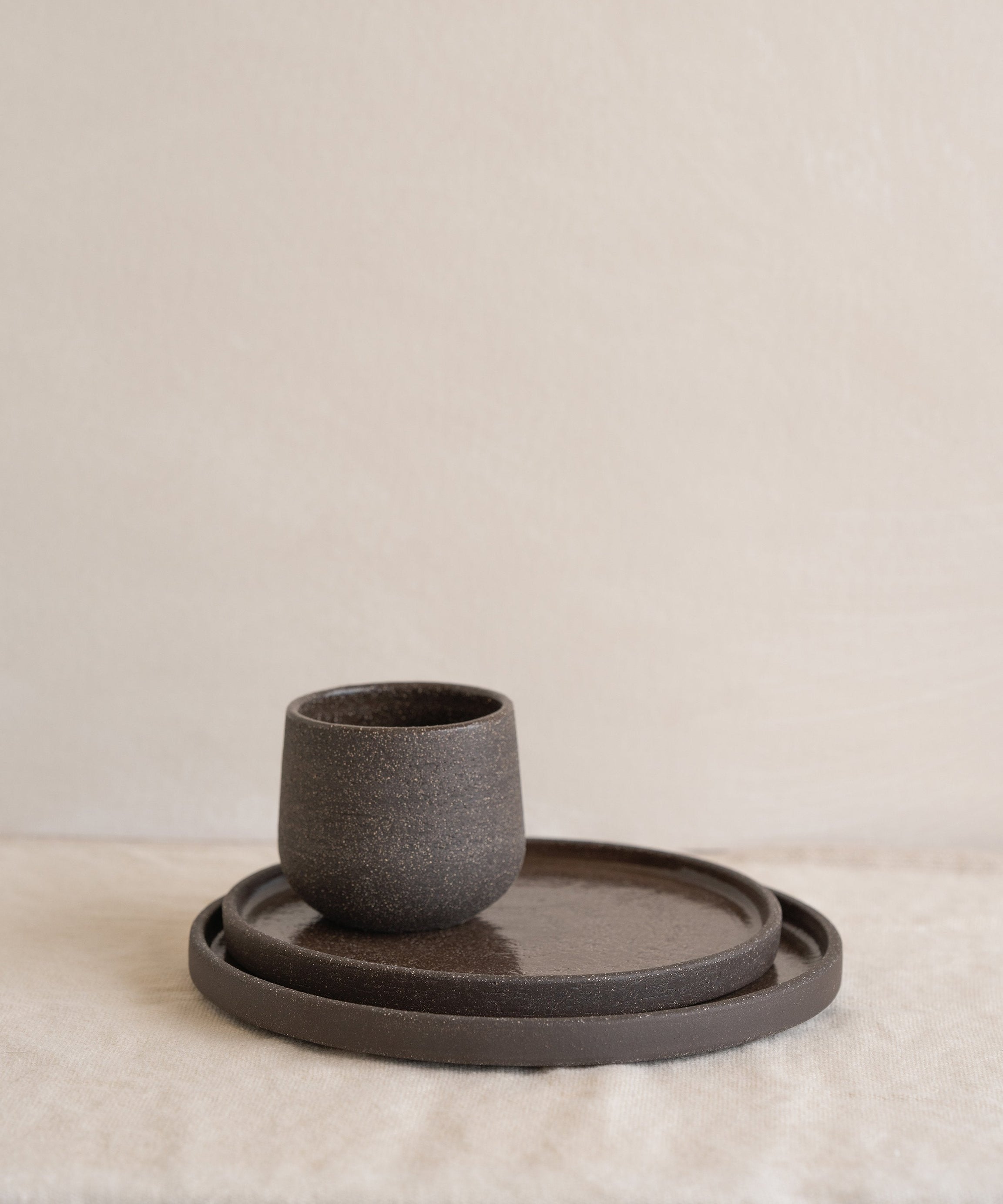 Handgefertigte Steingut-Speiseteller „Pumpernickel“