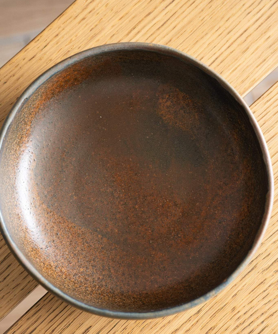 Rustfarbene Steingut-Pastaschale