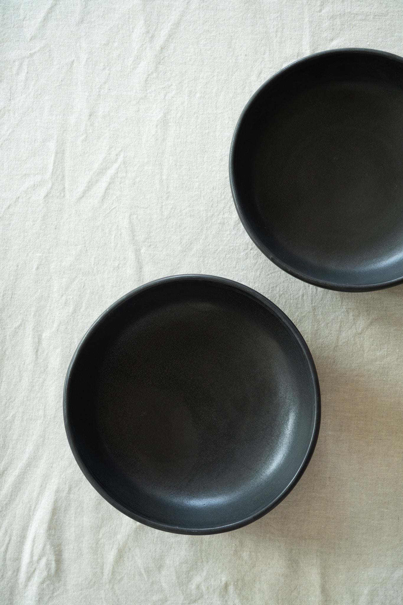 Schwarze matte Steingut-Pastaschale