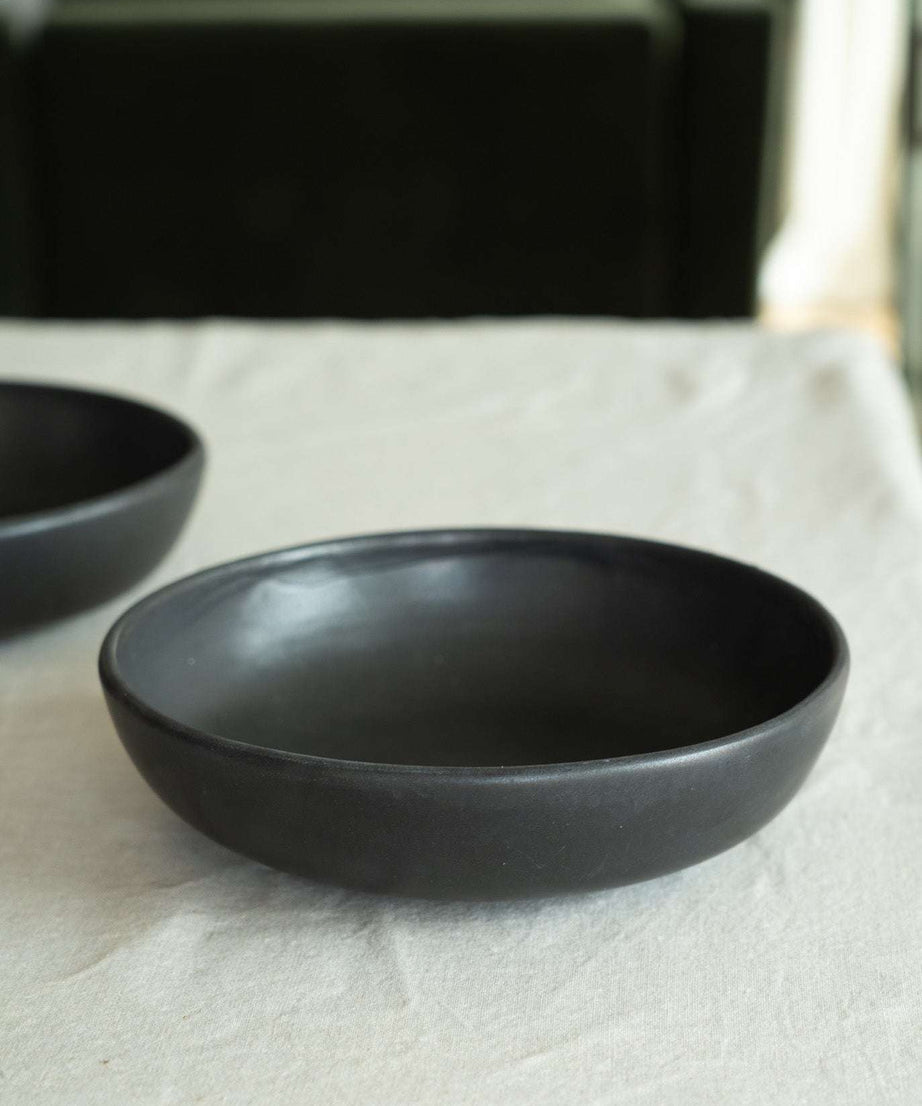 Schwarze matte Steingut-Pastaschale