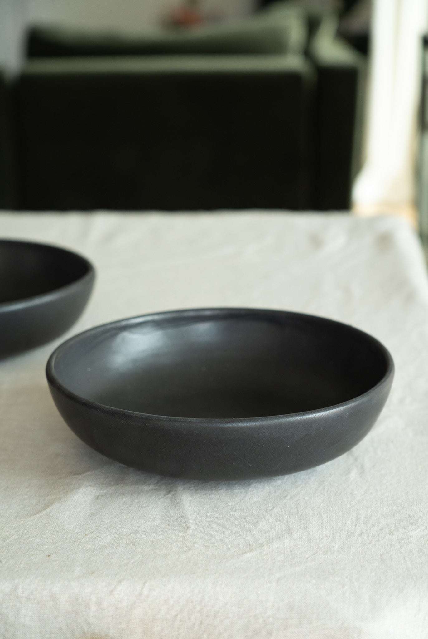 Schwarze matte Steingut-Pastaschale