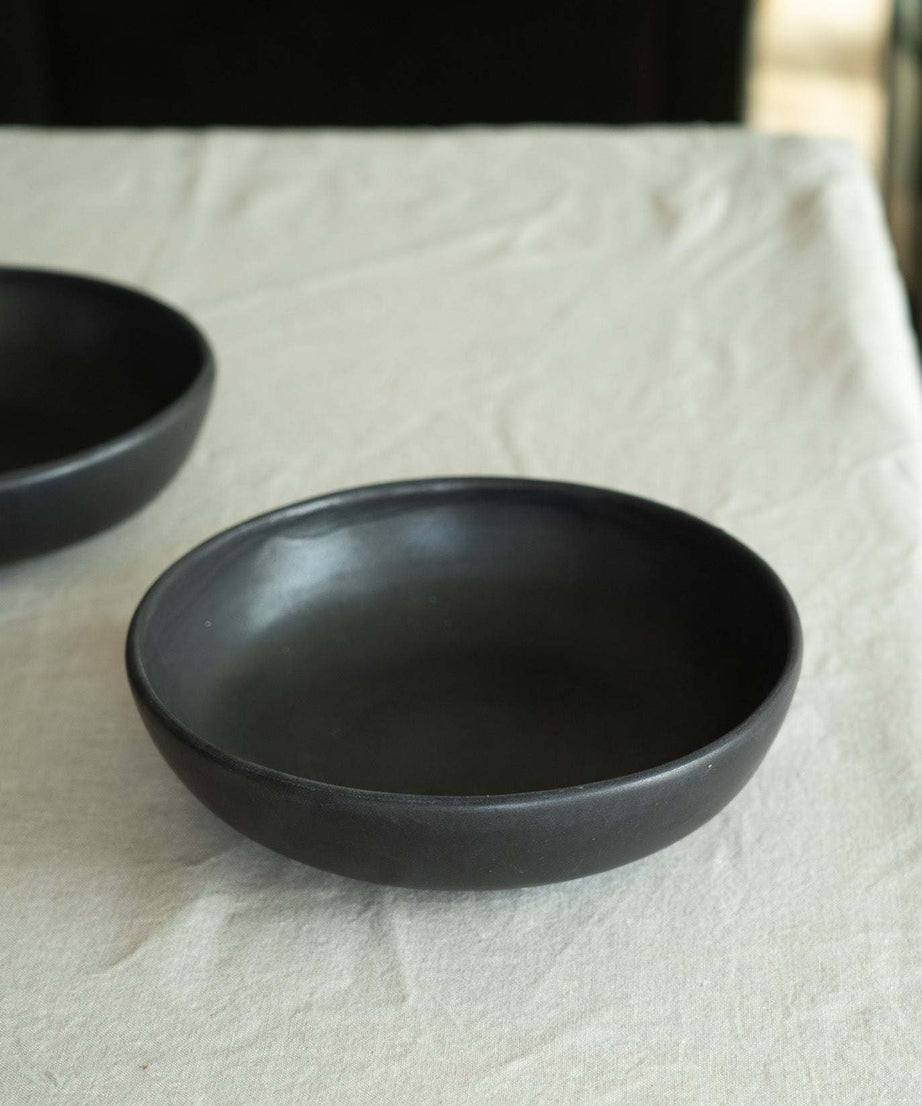 Schwarze matte Steingut-Pastaschale
