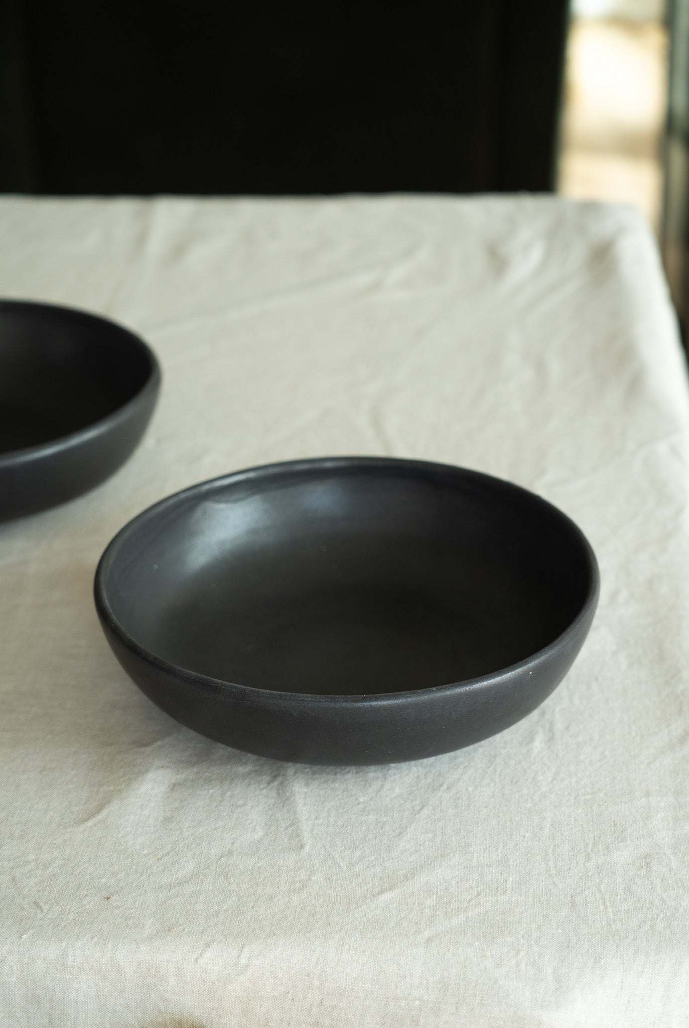 Schwarze matte Steingut-Pastaschale