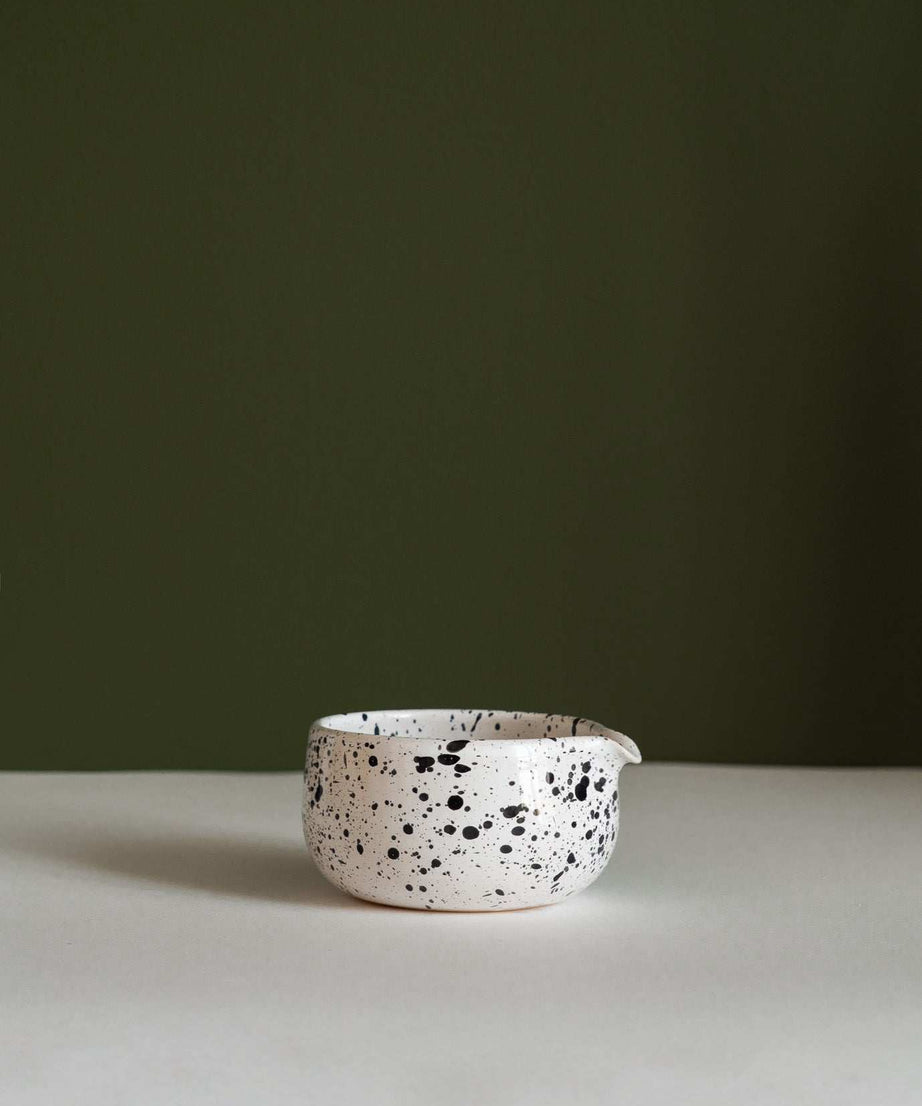 Handgemachte Matcha-Schale – gesprenkeltes oder gestricheltes Muster