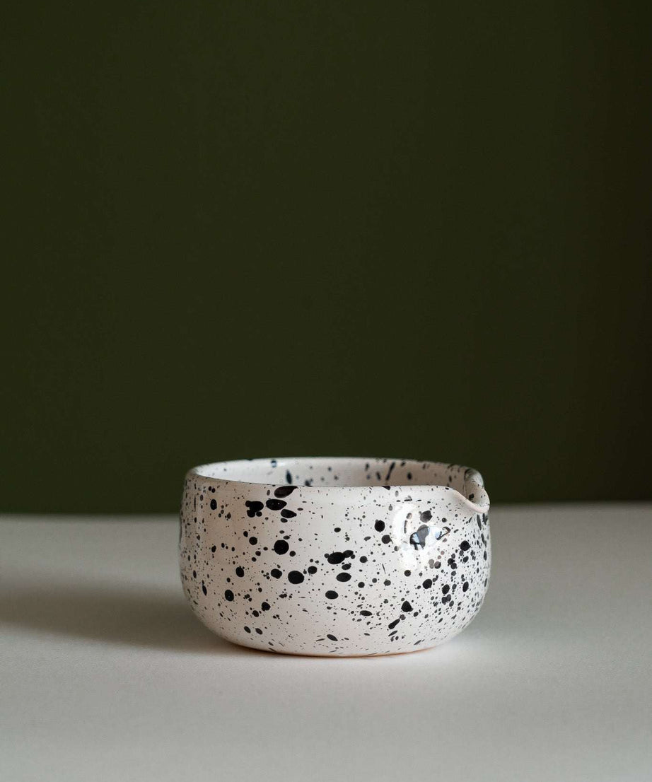 Handgemachte Matcha-Schale – gesprenkeltes oder gestricheltes Muster