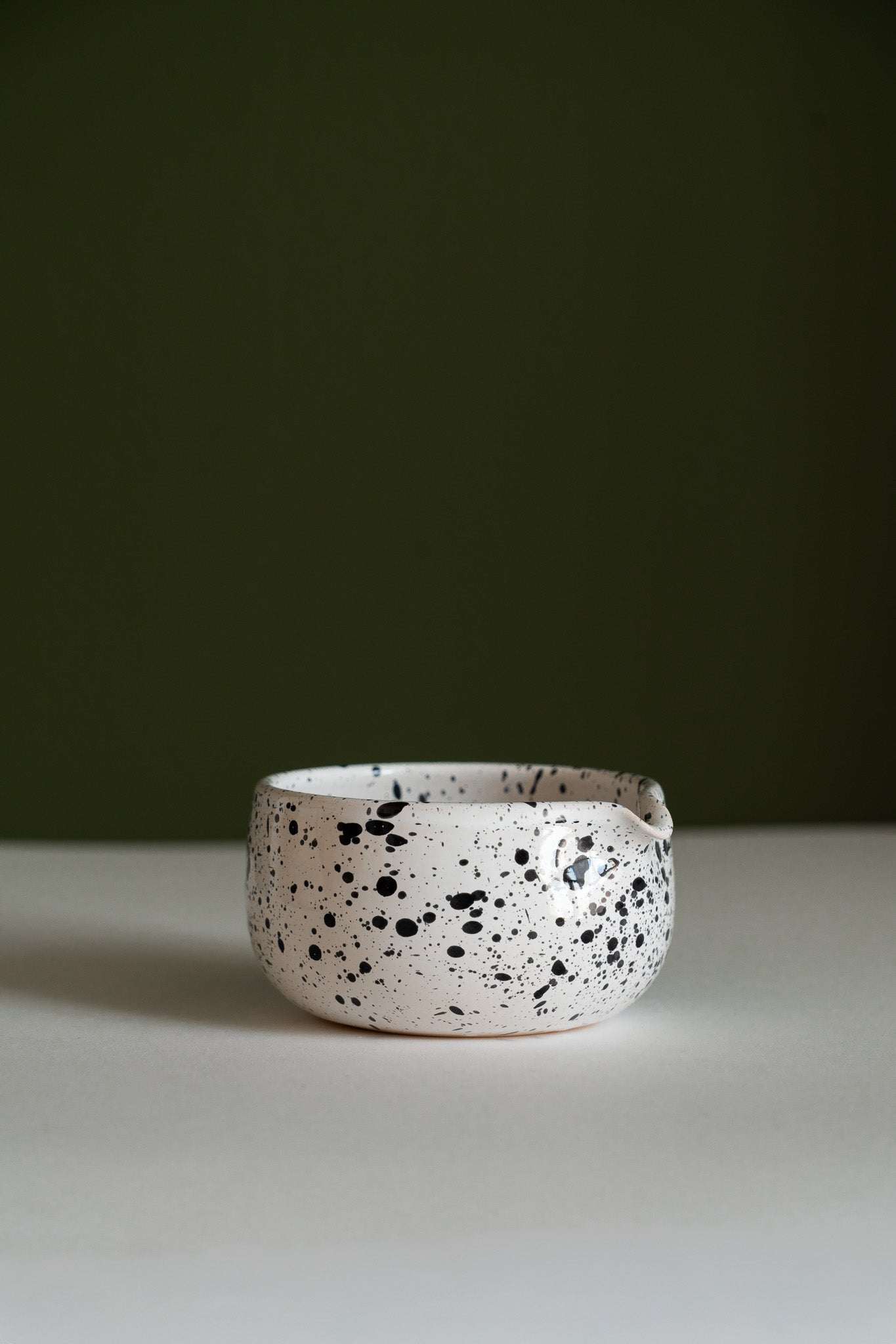 Handgemachte Matcha-Schale – gesprenkeltes oder gestricheltes Muster