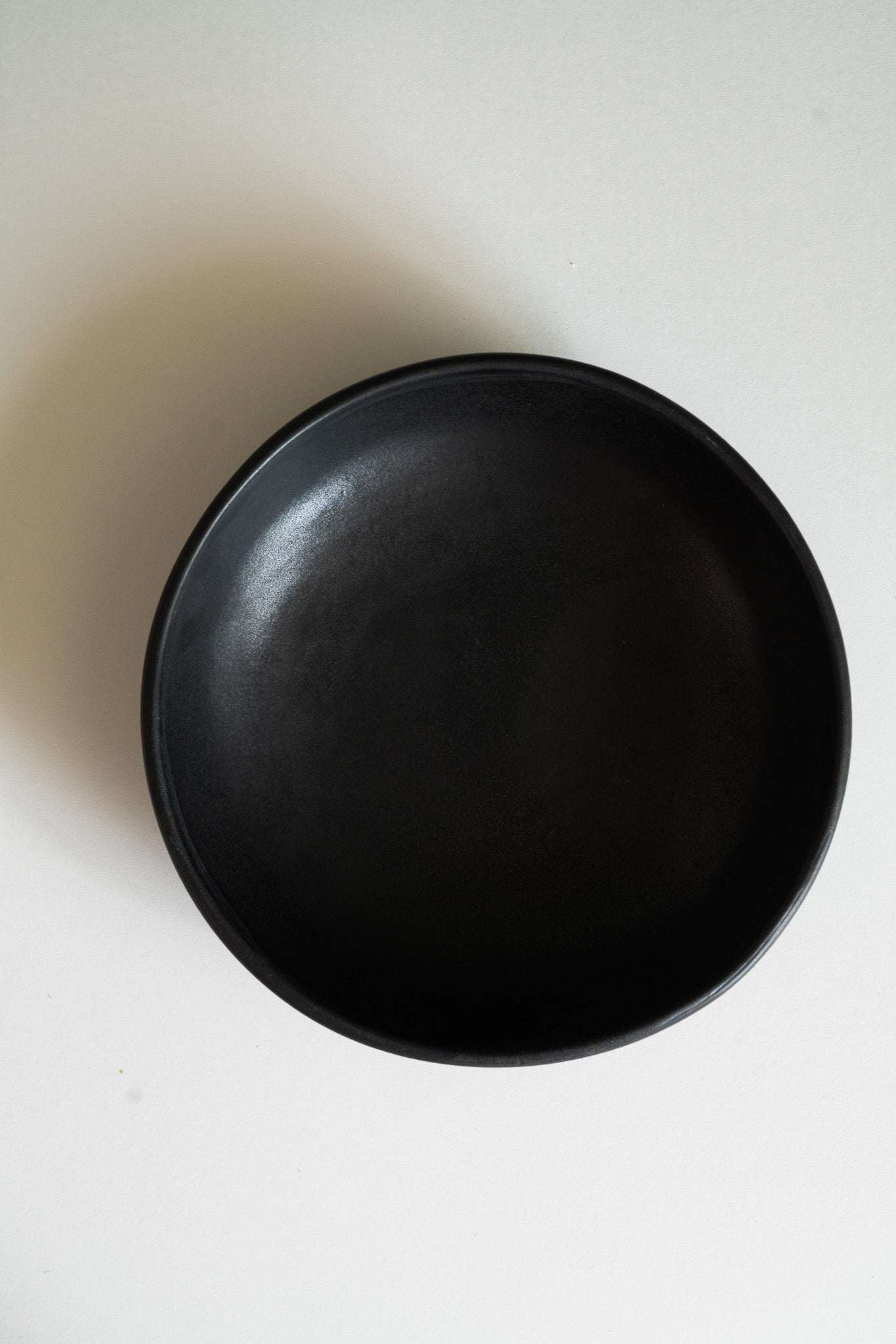 Schwarze matte Steingut-Pastaschale