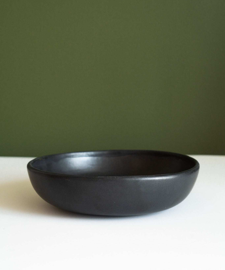 Schwarze matte Steingut-Pastaschale