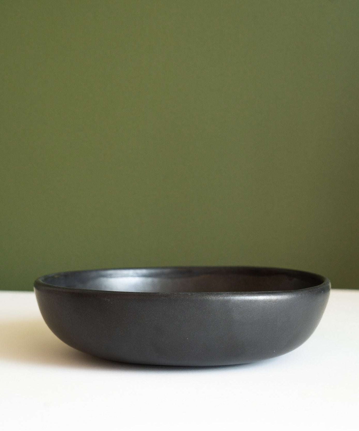 Schwarze matte Steingut-Pastaschale