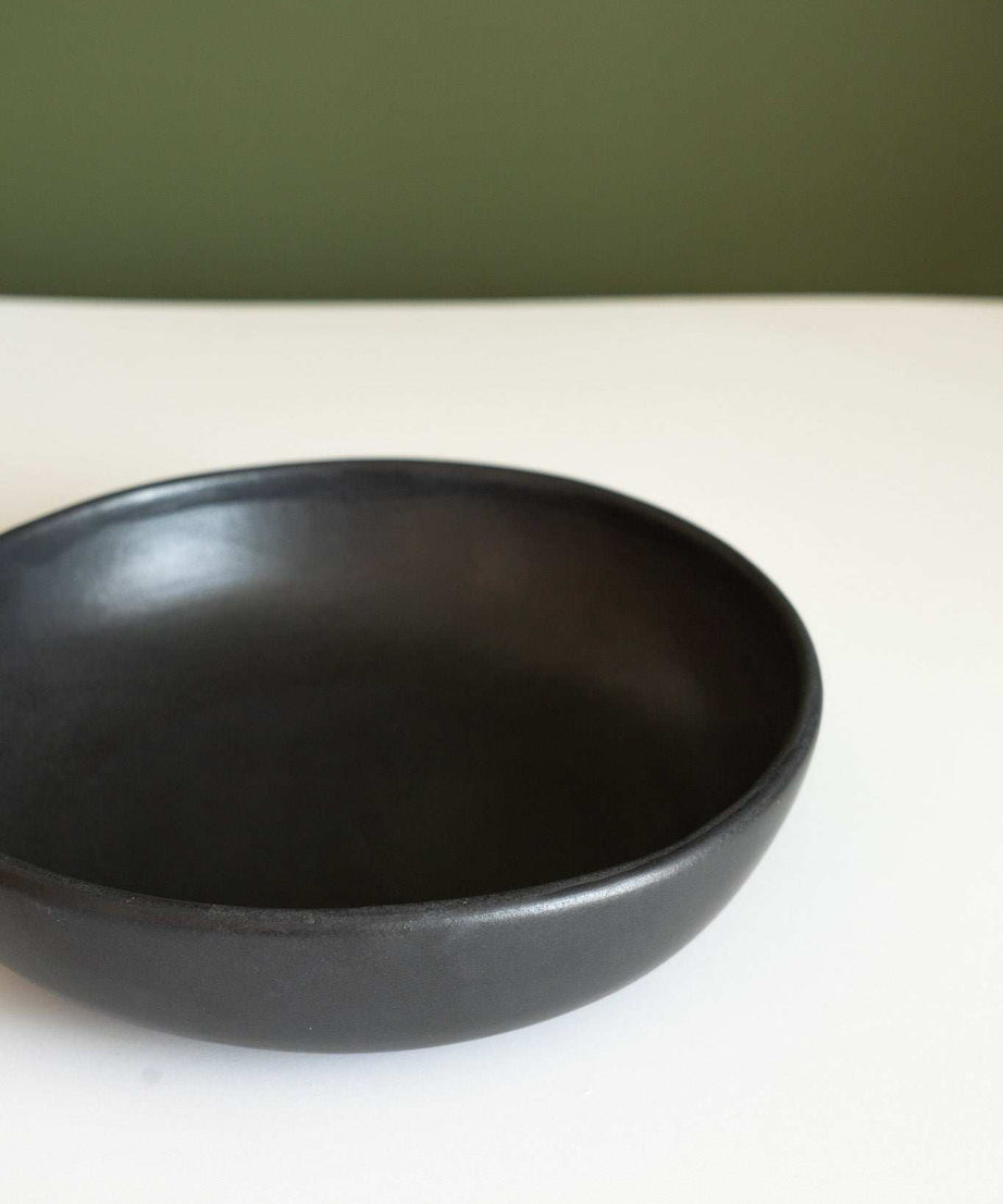 Schwarze matte Steingut-Pastaschale