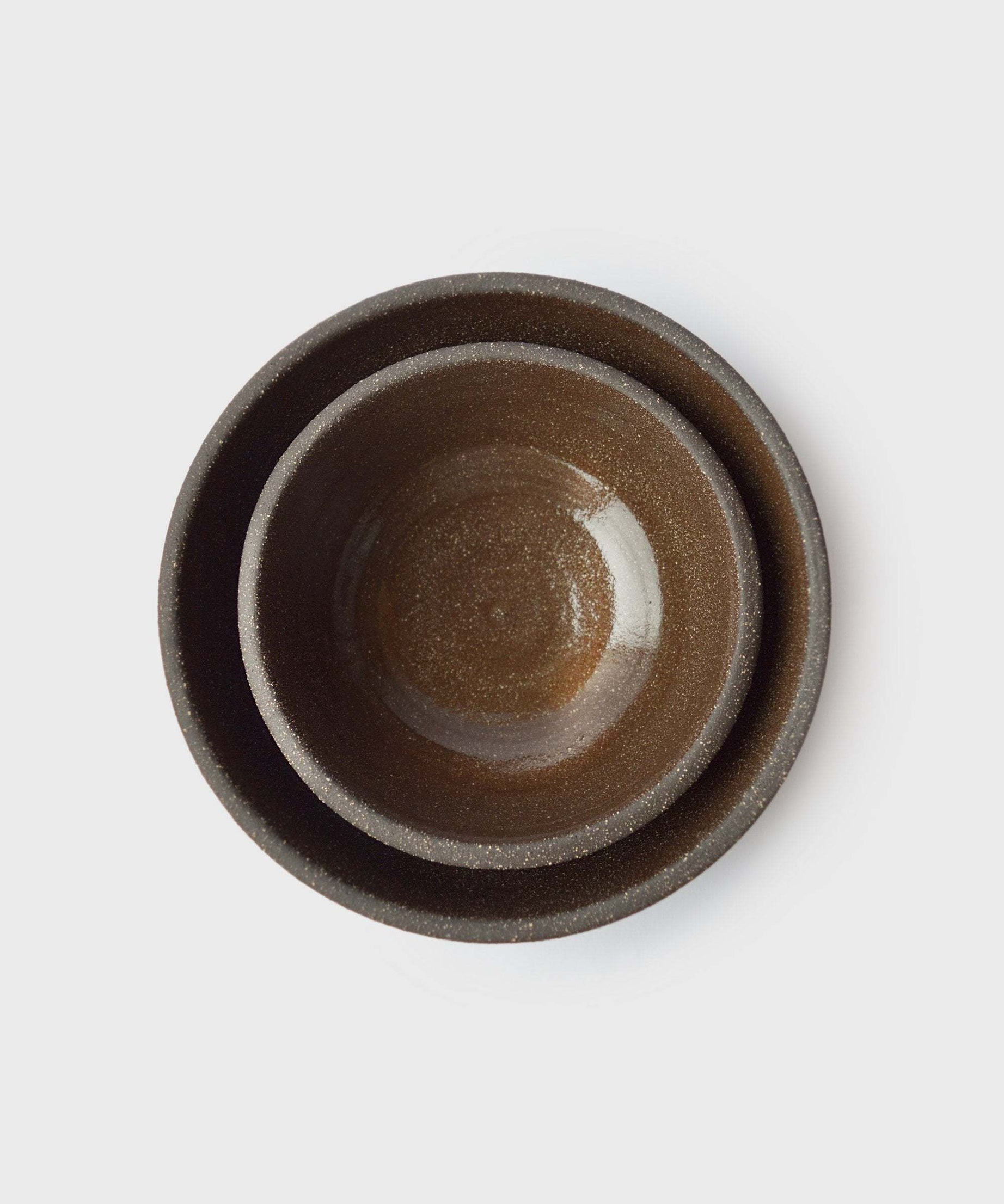 Handgefertigte dunkle Steingutschale „Pumpernickel“