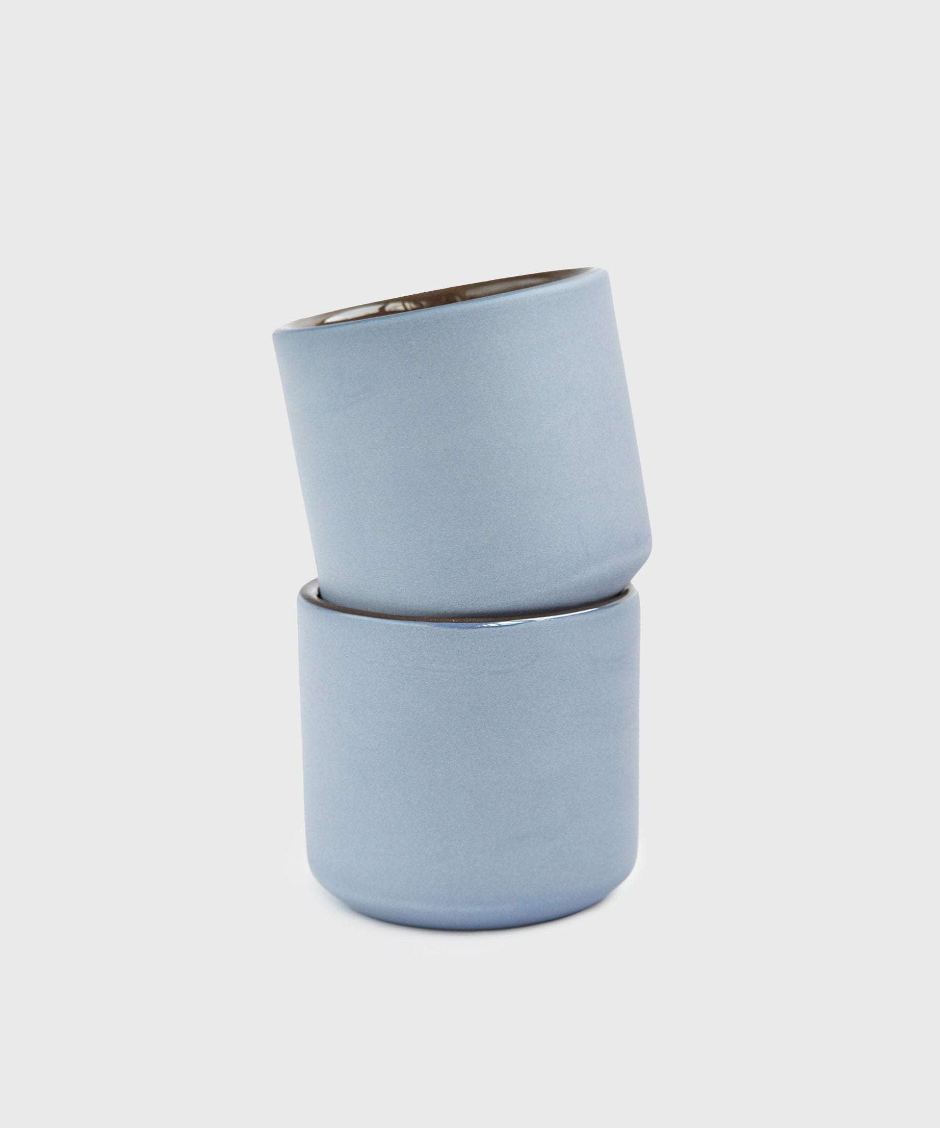 Handgefertigte Porzellan-Kaffeetasse. Vergissmeinnicht/Schokolade