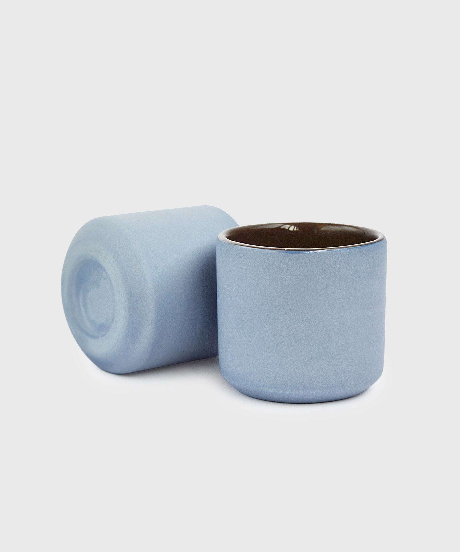Handgefertigte Porzellan-Kaffeetasse. Vergissmeinnicht/Schokolade