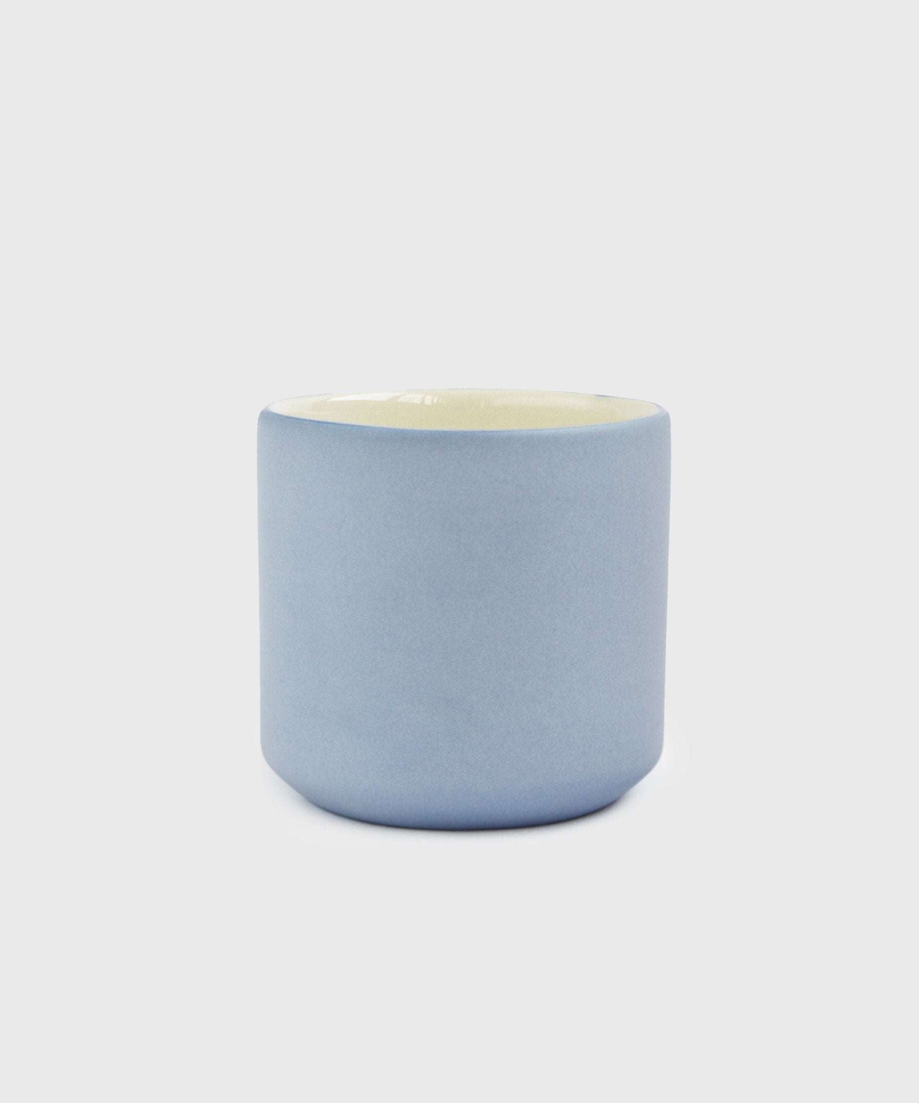 Handgefertigte Porzellan-Kaffeetasse. Vergissmeinnicht/Schokolade