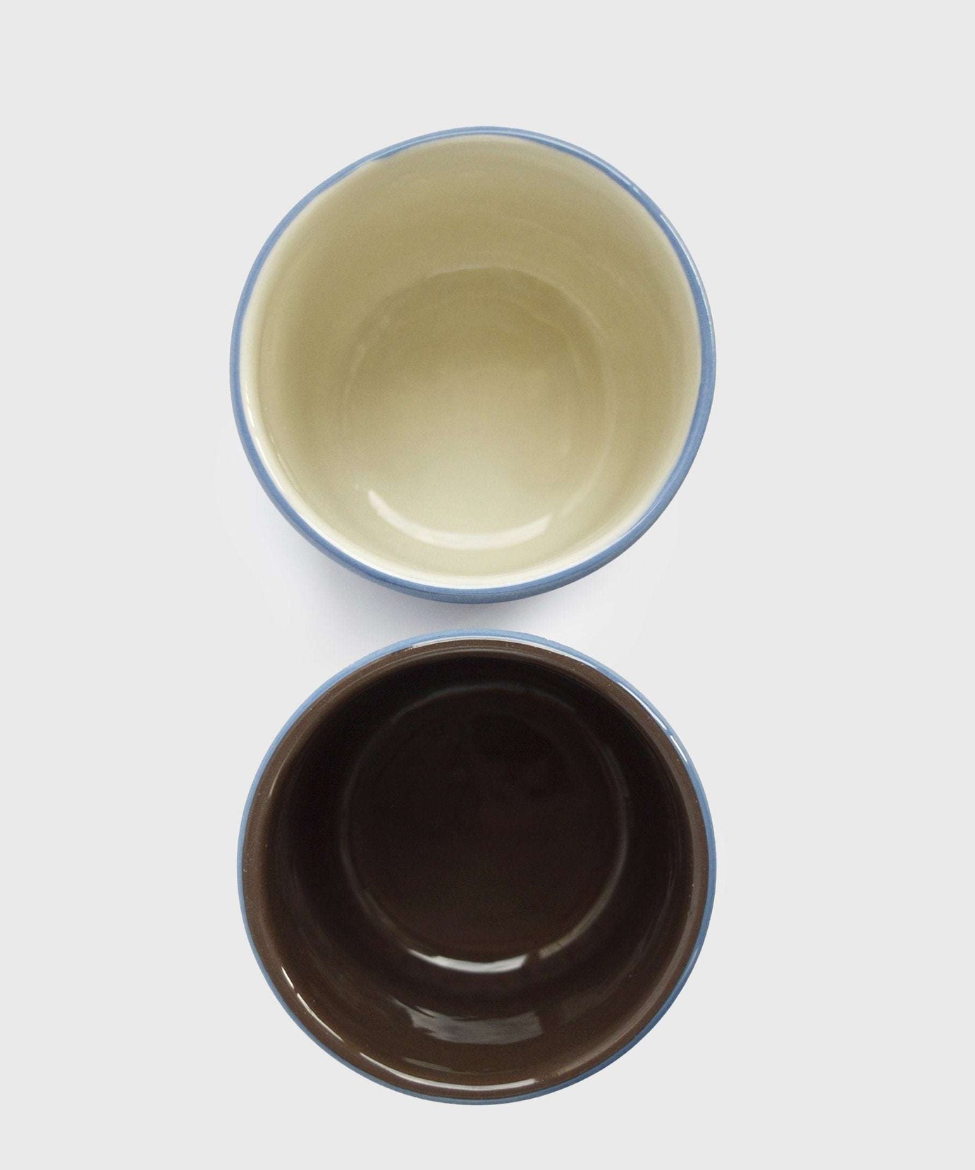 Handgefertigte Porzellan-Kaffeetasse. Vergissmeinnicht/Schokolade