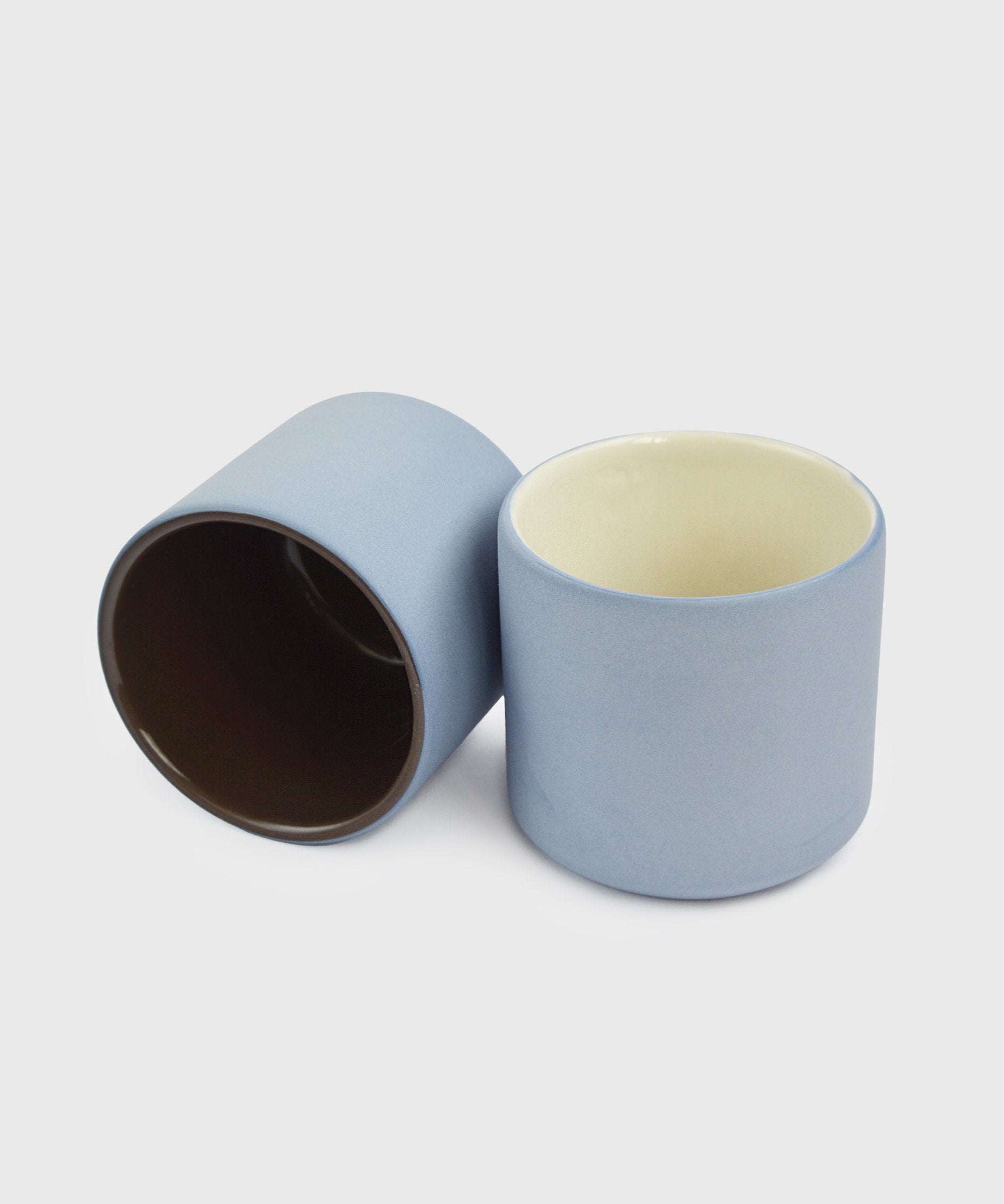 Handgefertigte Porzellan-Kaffeetasse. Vergissmeinnicht/Schokolade