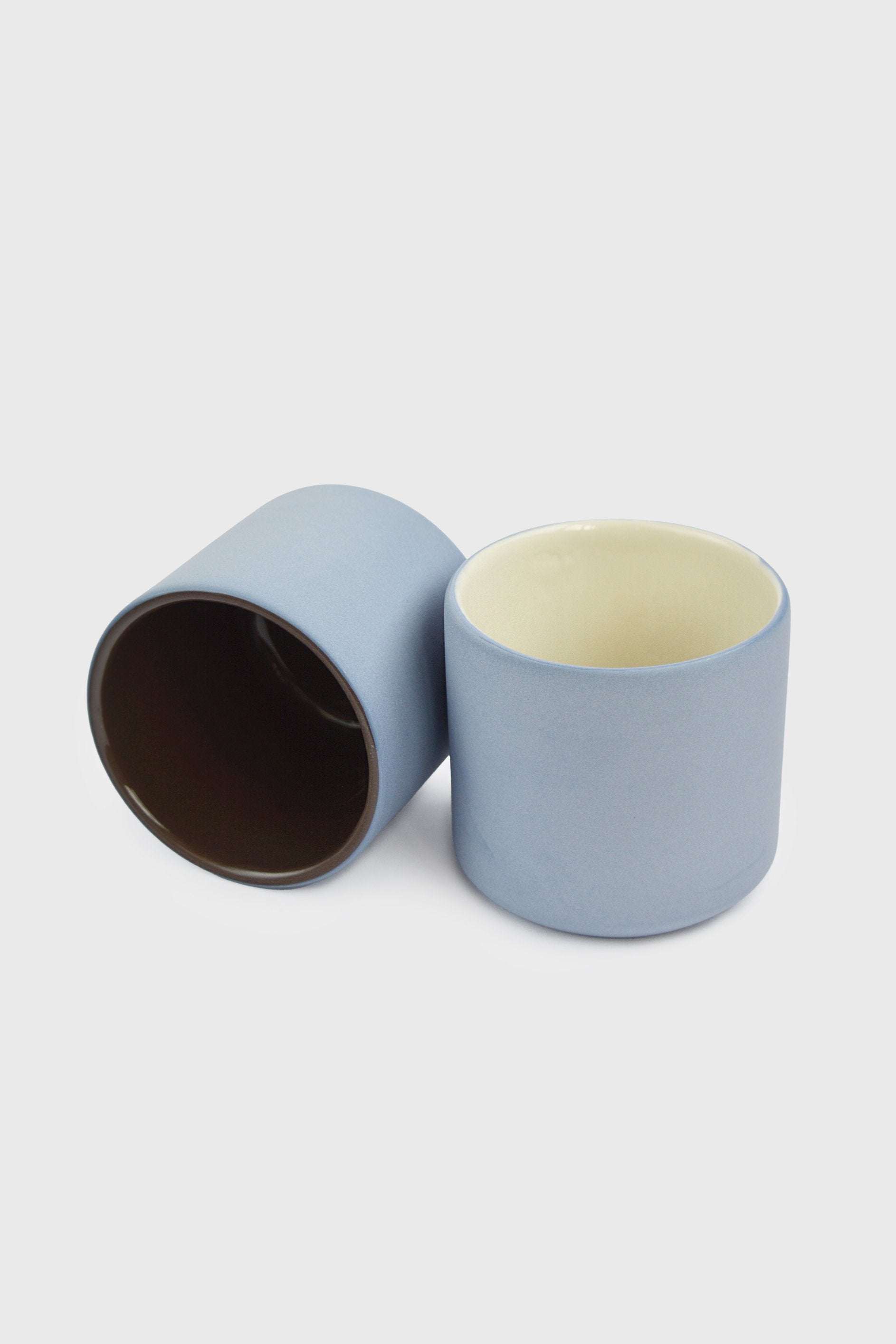 Handgefertigte Porzellan-Kaffeetasse. Vergissmeinnicht/Schokolade