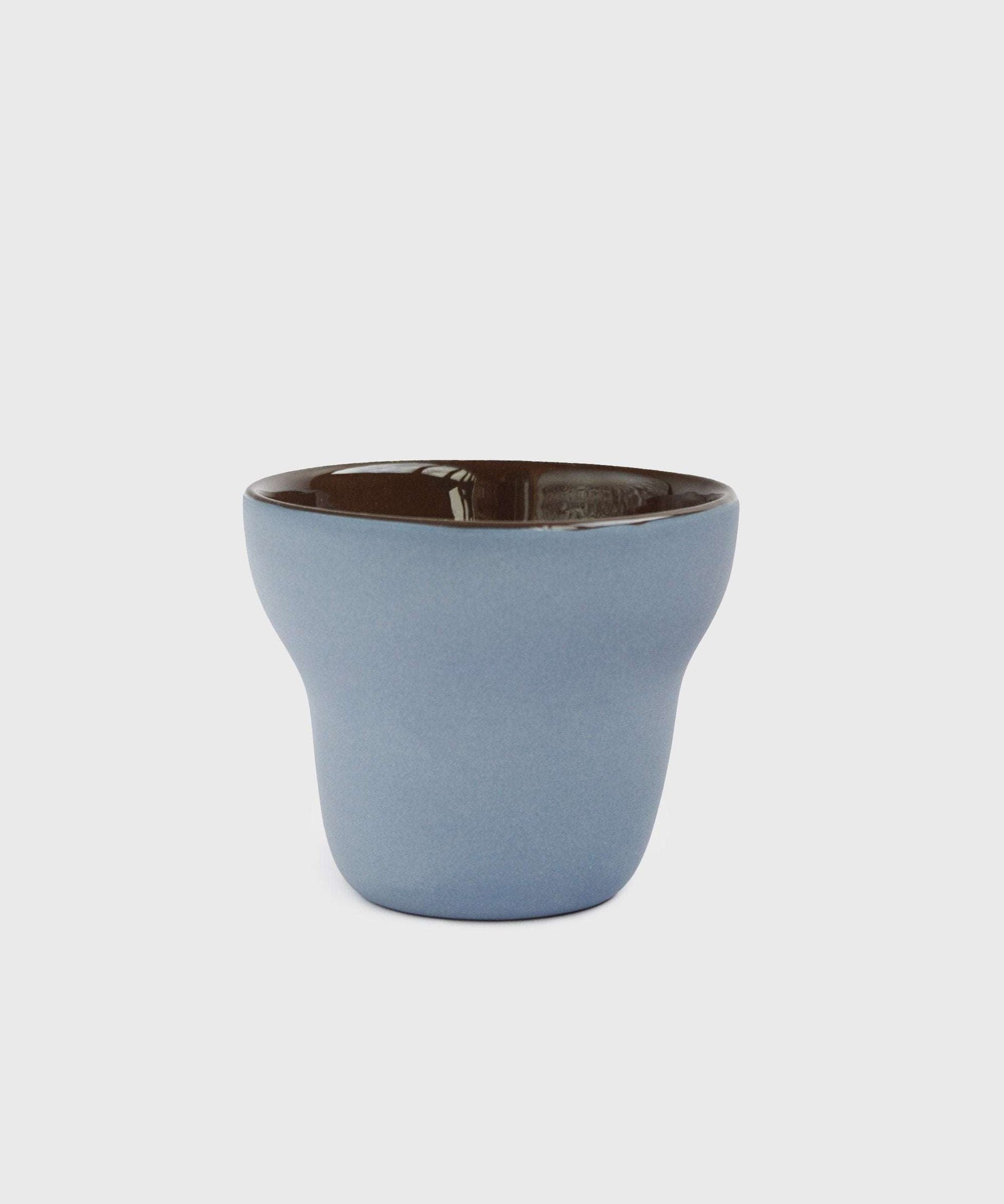 Handgemachte Porzellan Kaffeetasse. Birnenförmig. Vergissmeinnicht/Schokolade