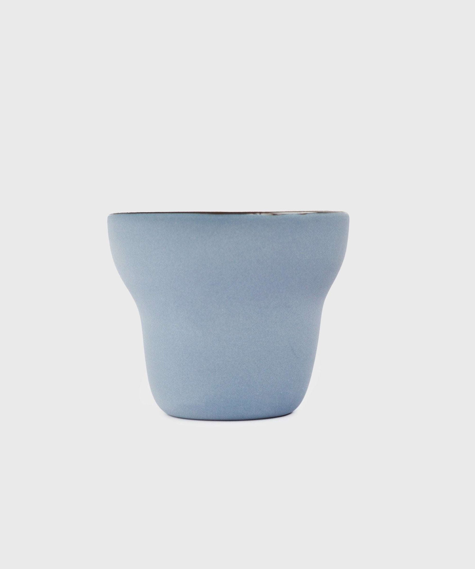 Handgemachte Porzellan Kaffeetasse. Birnenförmig. Vergissmeinnicht/Schokolade