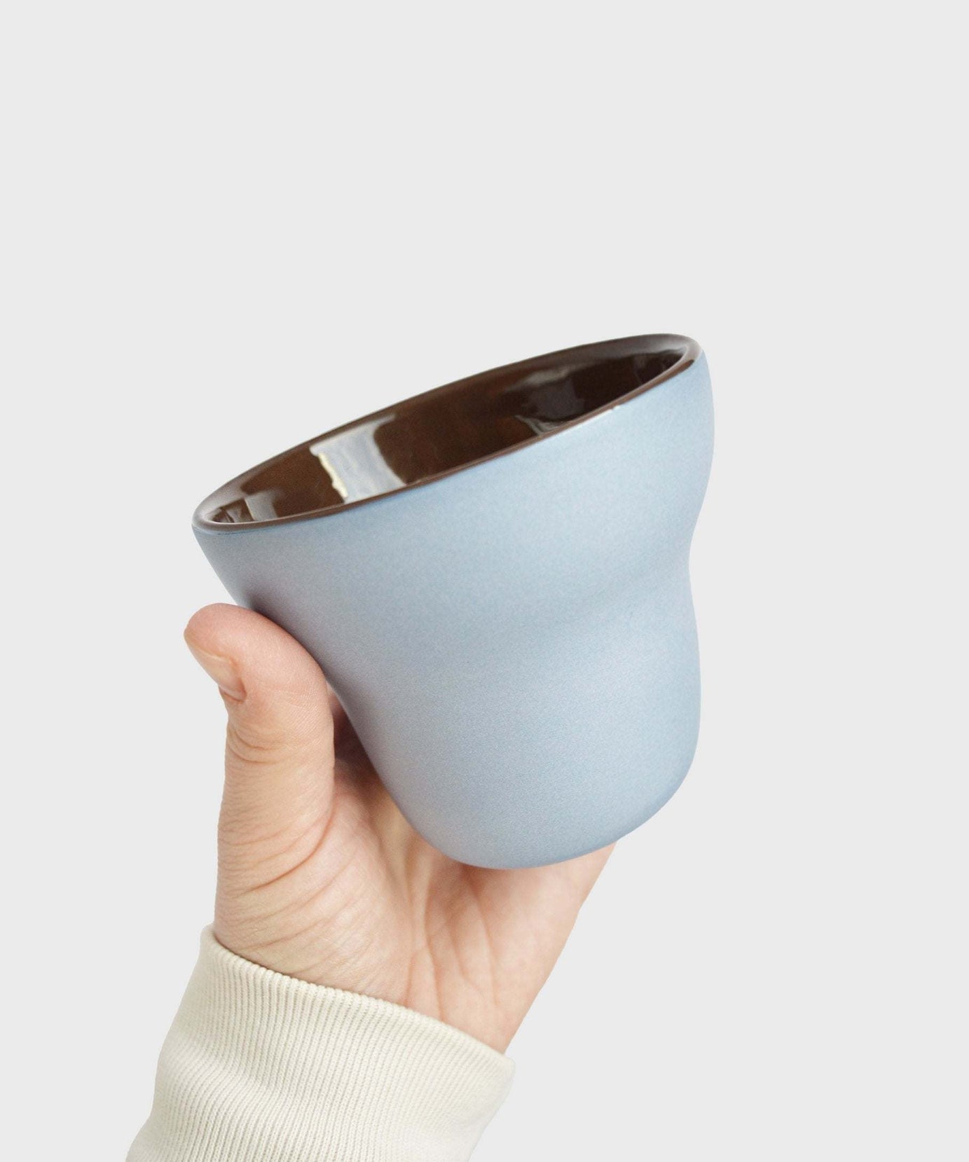 Handgemachte Porzellan Kaffeetasse. Birnenförmig. Vergissmeinnicht/Schokolade