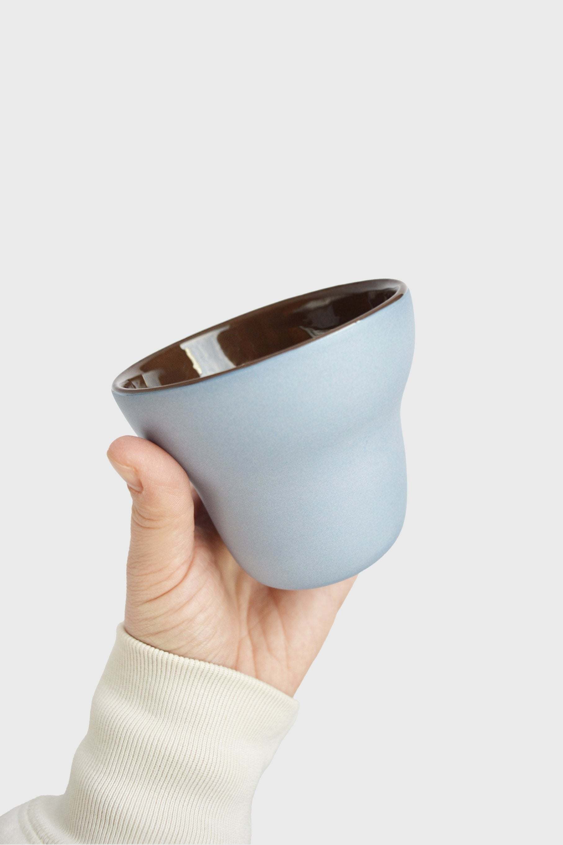 Handgemachte Porzellan Kaffeetasse. Birnenförmig. Vergissmeinnicht/Schokolade