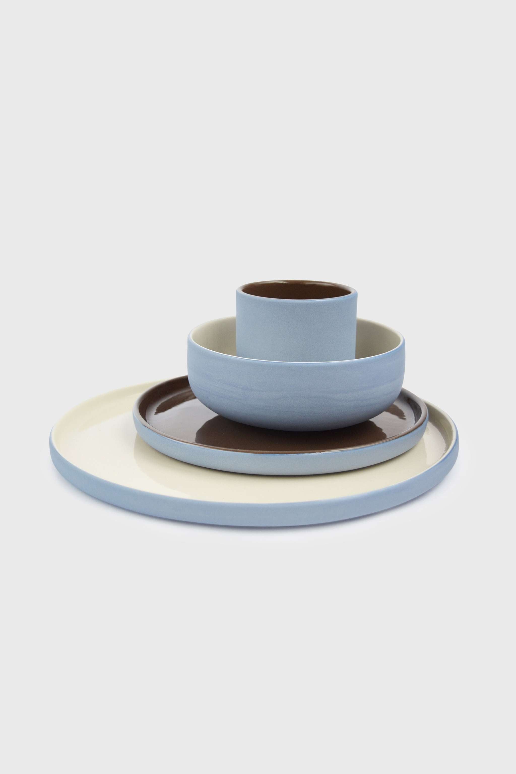 Handgefertigte Porzellan-Kaffeetasse. Vergissmeinnicht/Schokolade