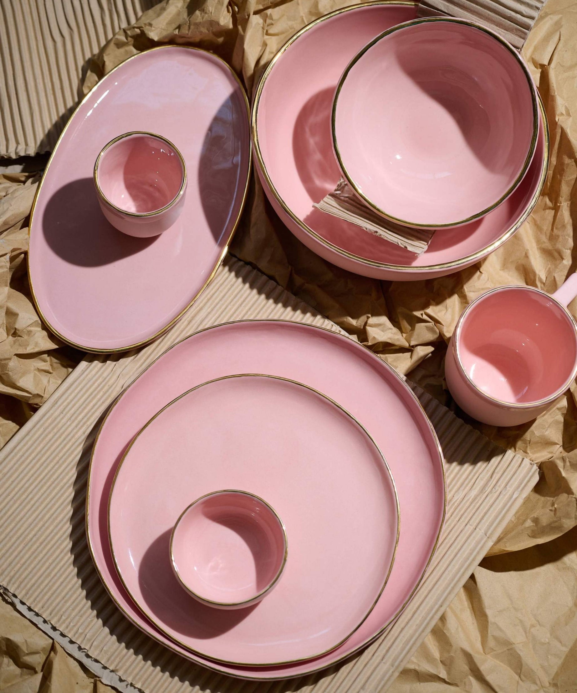 Handgefertigte Porzellan-Pinch-Schale mit Goldrand. Puderrosa