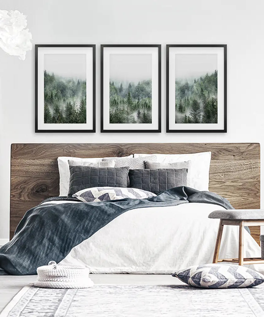 Minimalistisches 3er-Set mit grünen, nebelverhangenen Bergwald-Drucken