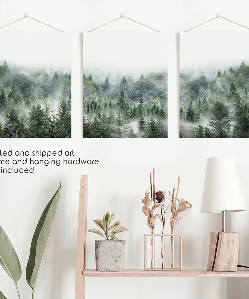 Minimalistisches 3er-Set mit grünen, nebelverhangenen Bergwald-Drucken