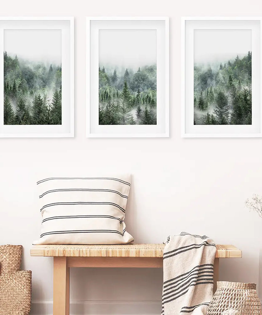 Minimalistisches 3er-Set mit grünen, nebelverhangenen Bergwald-Drucken