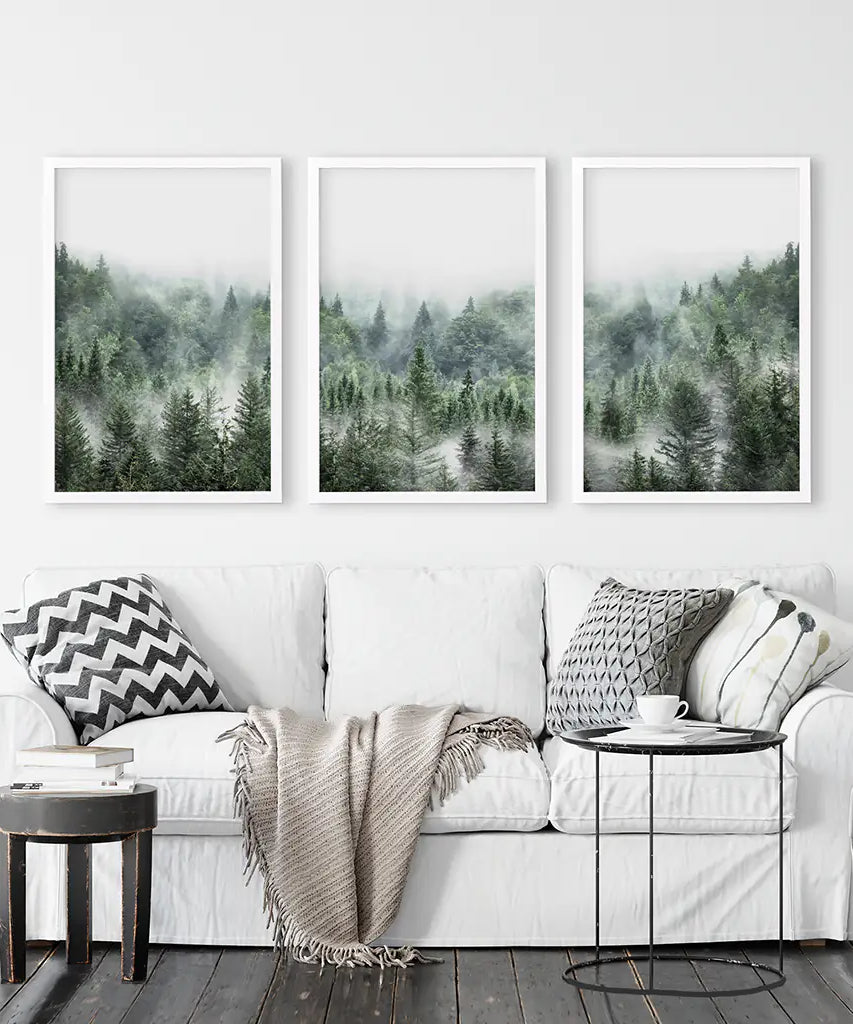 Minimalistisches 3er-Set mit grünen, nebelverhangenen Bergwald-Drucken